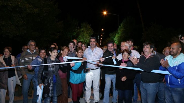 En Villa Centenario, Capitanich inauguró pavimento e iluminación