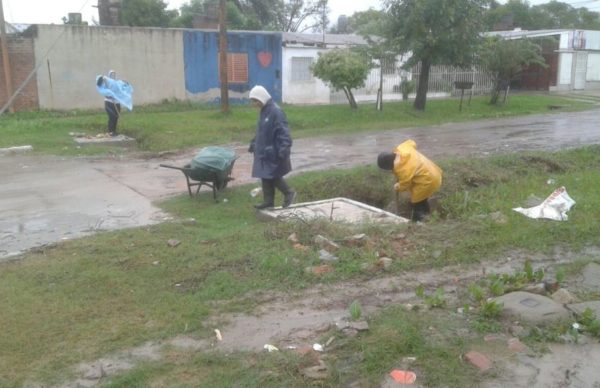 Lluvias: los centros comunitarios albergaron a familias evacuadas y realizaron tareas para facilitar el escurrimiento