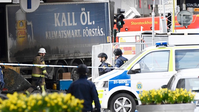 Un camión atropelló a varias personas en Estocolmo y se sospecha de un ataque terrorista