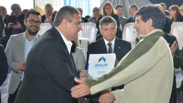 Con entrega de títulos de propiedad, el Ipduv acompañó el aniversario de Villa Ángela