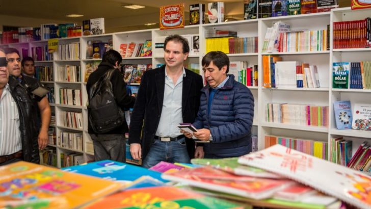 Gustavo Martínez recorrió la Feria del Libro y destacó “las condiciones para incentivar la lectura, sin dejar de lado a la tecnología”
