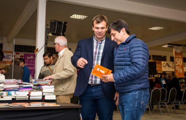 Gustavo Martínez recorrió la Feria del Libro y destacó “las condiciones para incentivar la lectura, sin dejar de lado a la tecnología”