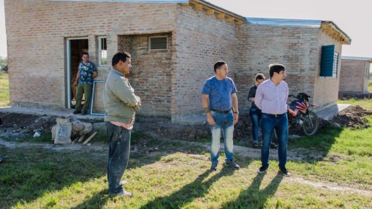 Gustavo Martínez visitó cooperativa de trabajo que construye viviendas en el barrio el Euebracho