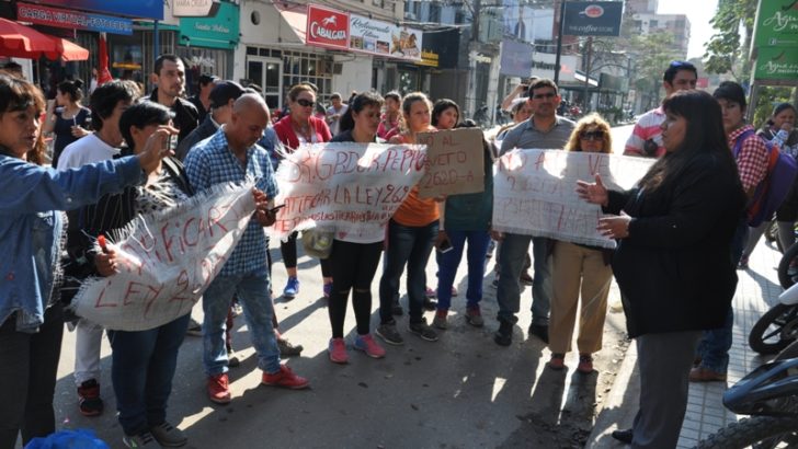 Vecinos del asentamiento “Bettina Vásquez” reclamaron ante el Anexo Legislativo
