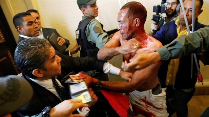 Venezuela sin paz: irrumpieron en el Parlamento y agredieron a diputados opositores