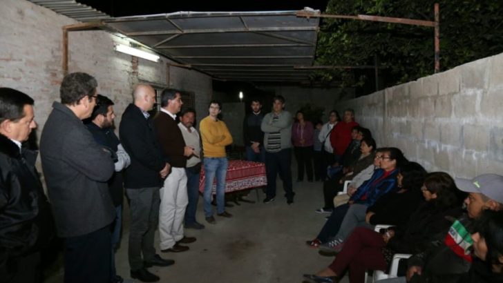 Capitanich se reunió con vecinos beneficiarios de la pavimentación de la calle Franklin en Villa Itatí