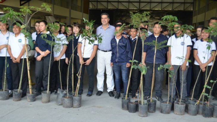 Arbolado urbano: se entregaron 100 árboles a los estudiantes de la Escuela Técnica Aeronáutica Nº 32