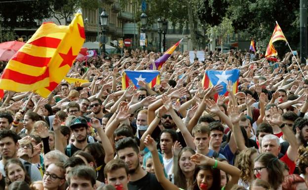 Cataluña: paro general y cortes de rutas por la represión durante el referéndum