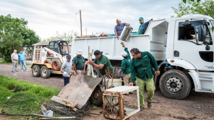 “Chau Mosquito”: Equipo Hábitat descacharró en los barrios El Tala y Vélez Sarsfield