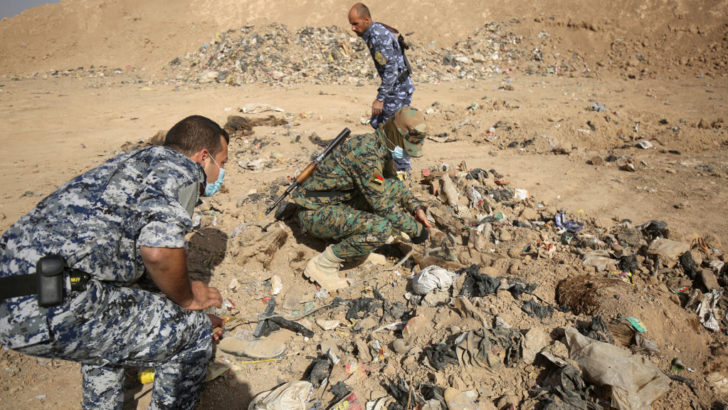 Irak: hallan al menos 400 cuerpos en fosas comunes de ISIS