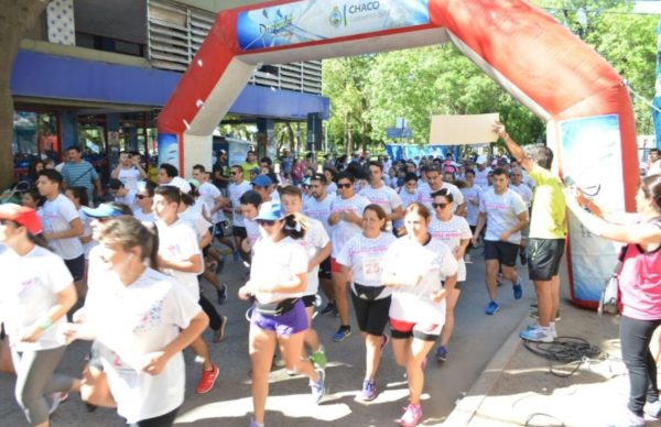 Junto a 800 competidores, Capitanich participó de la maratón solidaria Tierra Avanza 1