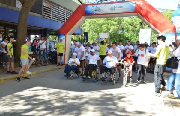 Junto a 800 competidores, Capitanich participó de la maratón solidaria Tierra Avanza