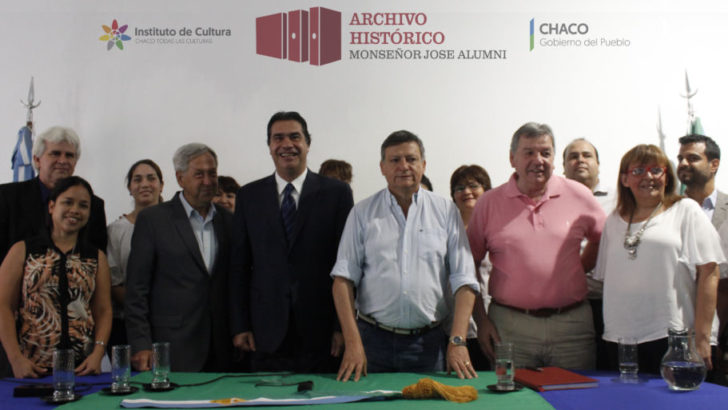 Capitanich entregó la primera banda gubernamental al Archivo Histórico provincial