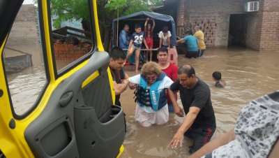 Sáenz Peña: los bomberos evacuaron familias afectadas por la lluvia