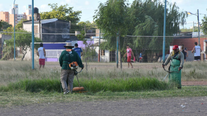 Concejo: intenso operativo de desmalezado y limpieza en el parque urbano Tiro Federal