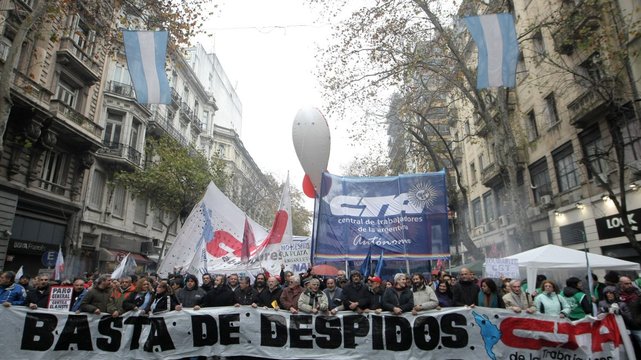 Cortes, marchas y ollas populares para frenar el ajuste de Macri