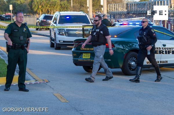 Son 17 los muertos por un tiroteo en una escuela secundaria de Florida