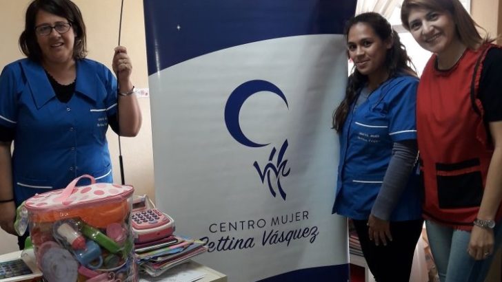 Juguetes, revistas y agendas, donación del Centro Mujer para el Jardín N° 1 del barrio Mate Cosido
