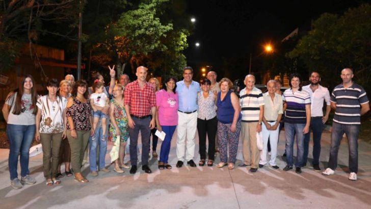 Junto a vecinos, Capitanich inauguró pavimento en una cuadra de la calle Dónovan