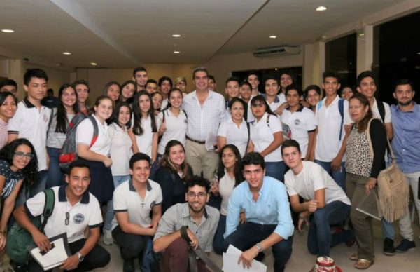 Con estudiantes secundarios, Capitanich coordinó la constitución del Concejo Deliberante de la Juventud 1