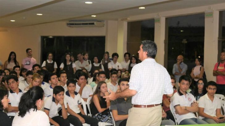 Con estudiantes secundarios, Capitanich coordinó la constitución del Concejo Deliberante de la Juventud