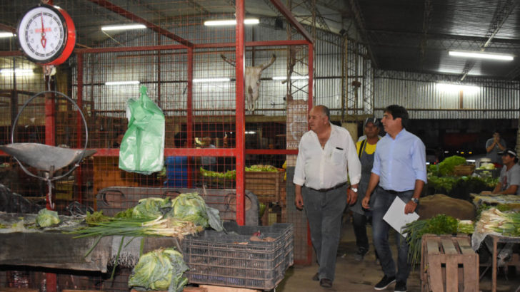 Gustavo Martínez visitó el mercado frutihortícola de Resistencia
