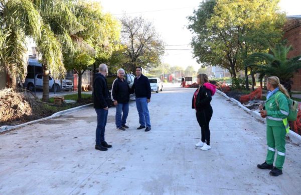 Capitanich supervisó el avance del pavimento urbano en el barrio Metalúrgico