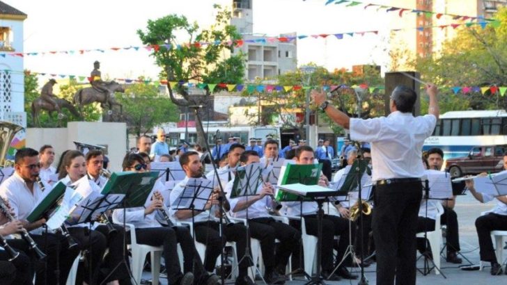 El Himno Nacional, tocado por cuatro bandas al unísono en la plaza 25 de Mayo