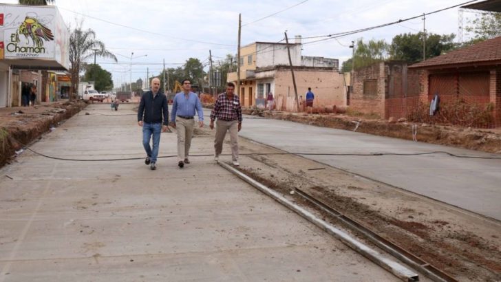 El intendente recorrió y supervisó la ejecución de las obras de pavimento de avenida Lavalle y calle Andreani