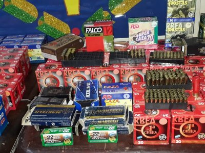 Miles de municiones, armas y cigarrillos de contrabando secuestrados en un allanamiento