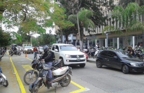 Motociclistas deberán llevar casco para estacionar en lugares reservados para motos