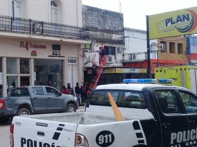 Sáenz Peña: bomberos rescataron a una menor de las alturas