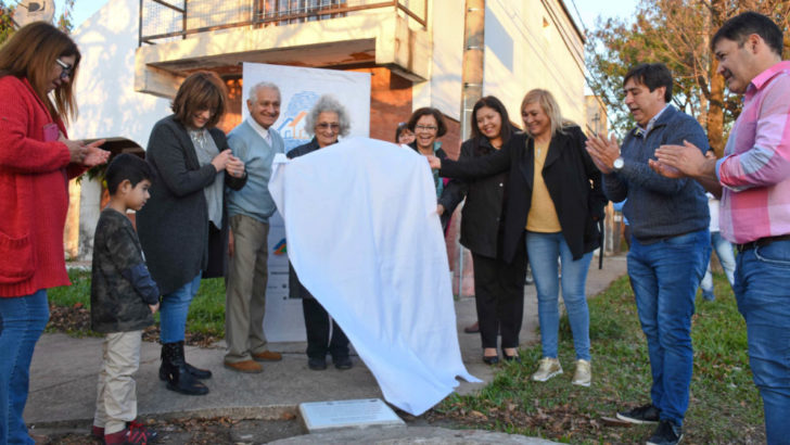 Concejales y vecinos inauguraron plaquetas en lugares históricos de Villa Centenario