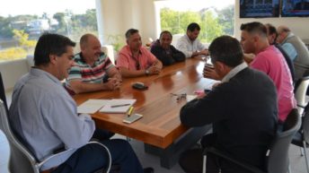 Municipio y taxistas acordaron acciones para regularizar la situación laboral del sector