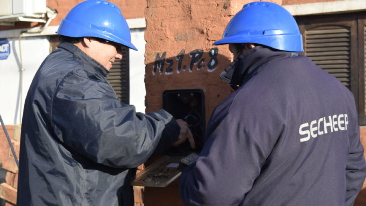 Realizan conexiones eléctricas formales y seguras para más de 50 hogares en el ex Campo de Tiro