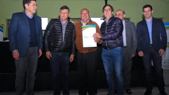 Martínez celebró la entrega de títulos de propiedad