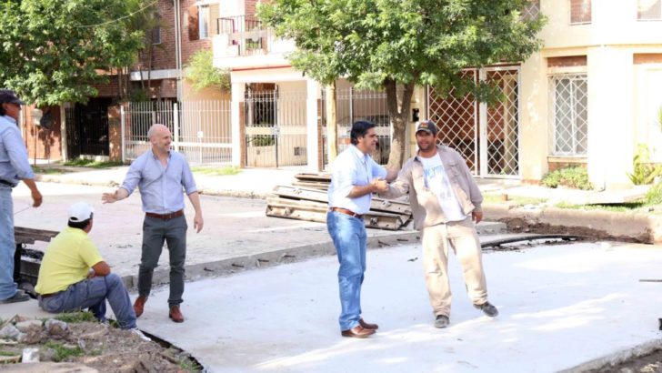 Capitanich supervisó el inicio de un nuevo frente de obra de pavimento en el barrio Llaponagat