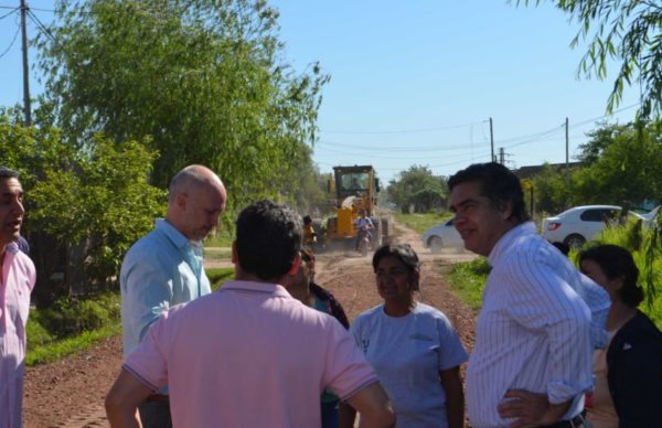 El intendente supervisó la colocación de ripio y trabajos de mejoramiento urbano en los barrios Santa Clara y Villa Facundo 1
