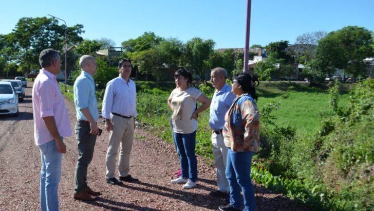 El intendente supervisó la colocación de ripio y trabajos de mejoramiento urbano en los barrios Santa Clara y Villa Facundo