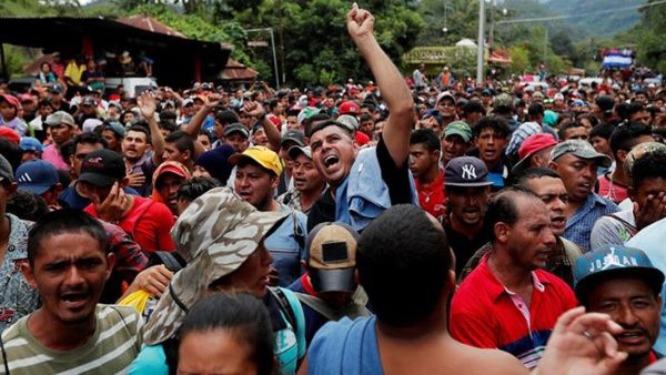 Los migrantes hondureños reanudan su marcha y la caravana desafía a Trump