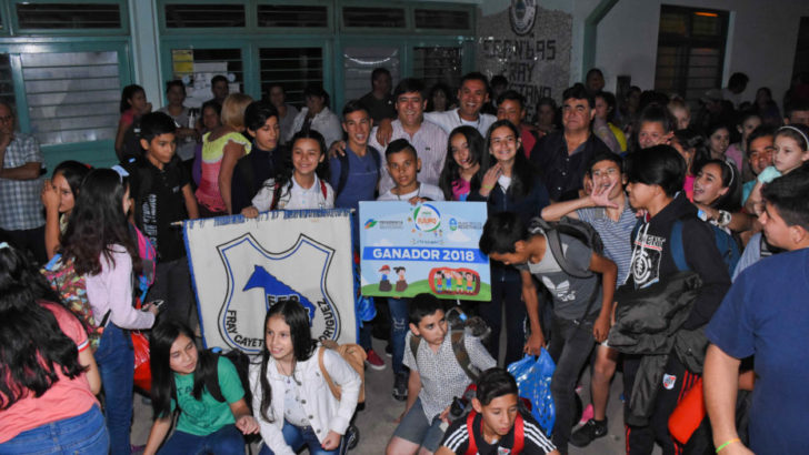 Gustavo Martínez acompañó a los ganadores de la Mini Olimpiada Futuro que partieron rumbo a su viaje de egresados