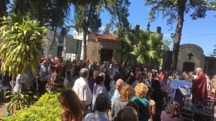 Día de los Fieles Difuntos: gran concurrencia en la primera misa en el cementerio