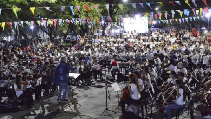 Espectacular despliegue de 430 músicos en escena en la plaza España