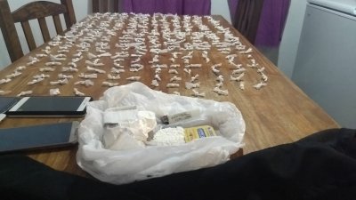 Secuestran cocaína, marihuana y un revólver en allanamientos por un robo
