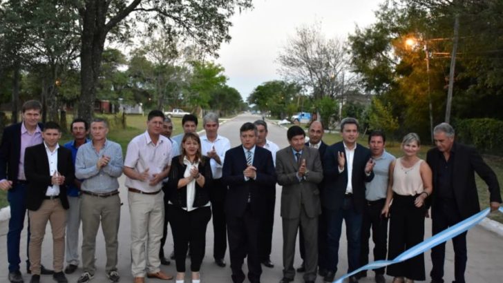 En el aniversario de Presidencia Roca, Peppo entregó títulos, inauguró un jardín de infantes y pavimento
