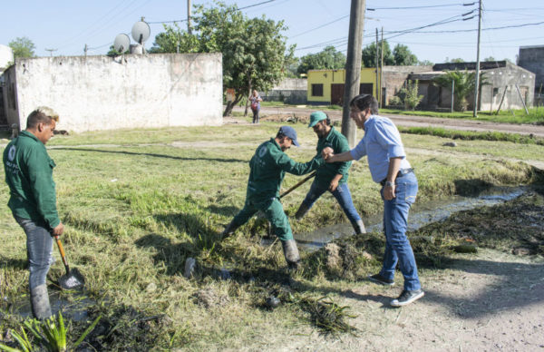 Martínez recorrió trabajo integral de saneamiento en los barrios Aramburu, Italia y Los Pinos