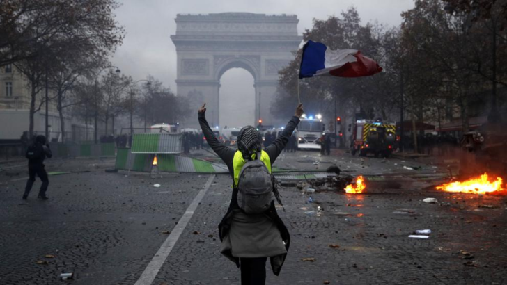París: batalla campal en la protesta de los “Chalecos amarillos” contra Macron