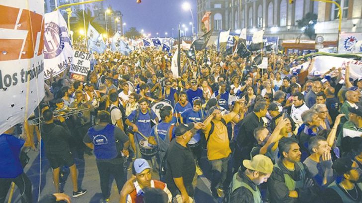 Marcha de antorchas, en Mar del Plata, contra el tarifazo
