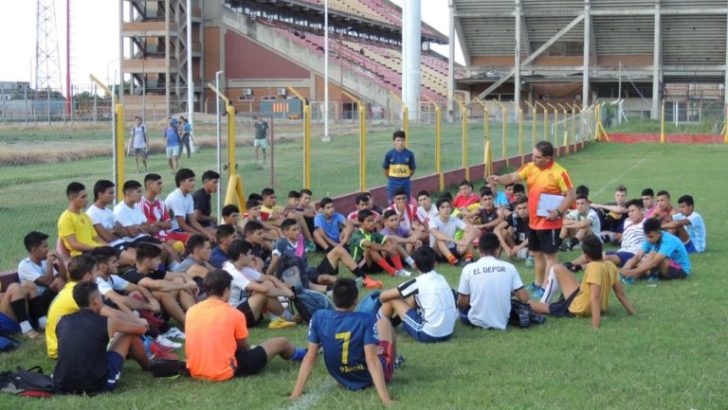 Más de 800 chicos se presentaron a la prueba de futbolistas de Sarmiento