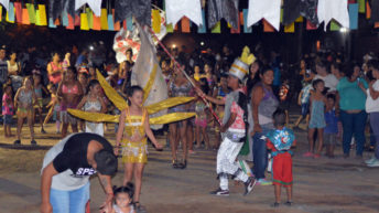 Gustavo Martínez asistió a los carnavales barriales de Villa Luzuriaga